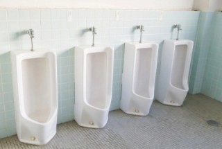 公衆水洗トイレと磁気イオン活水器の活用、尿石対策